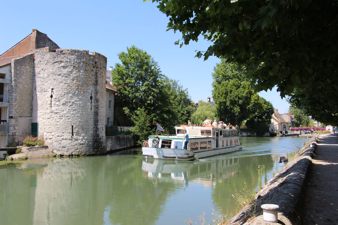 Canal-de-Briare--a-Montargis---Cr--dit-photo-Office-de-Tourisme-de-l-Agglom--ration-de-Montargis