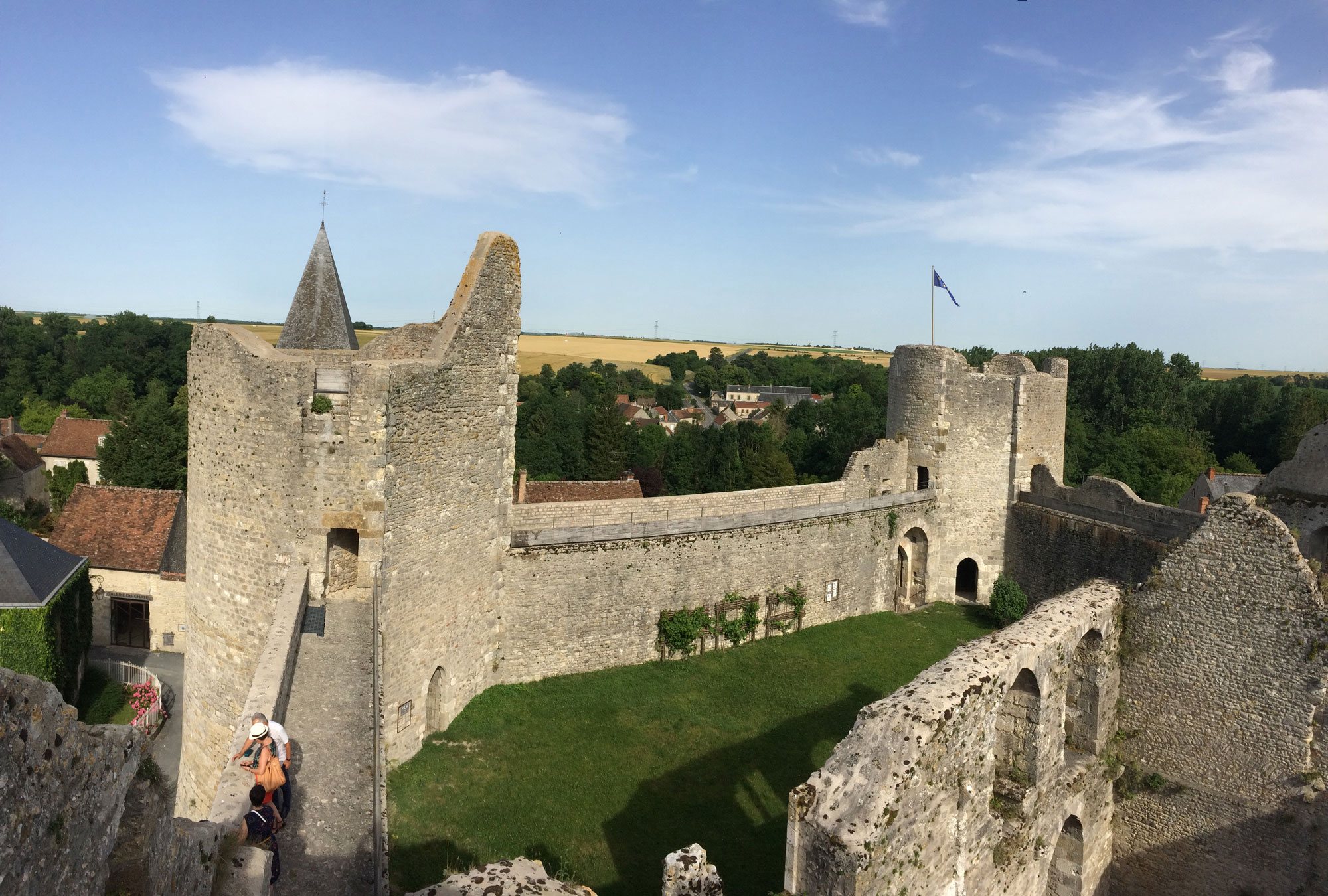 yevre-le-chatel-coursive-forteresse-et-vue-village